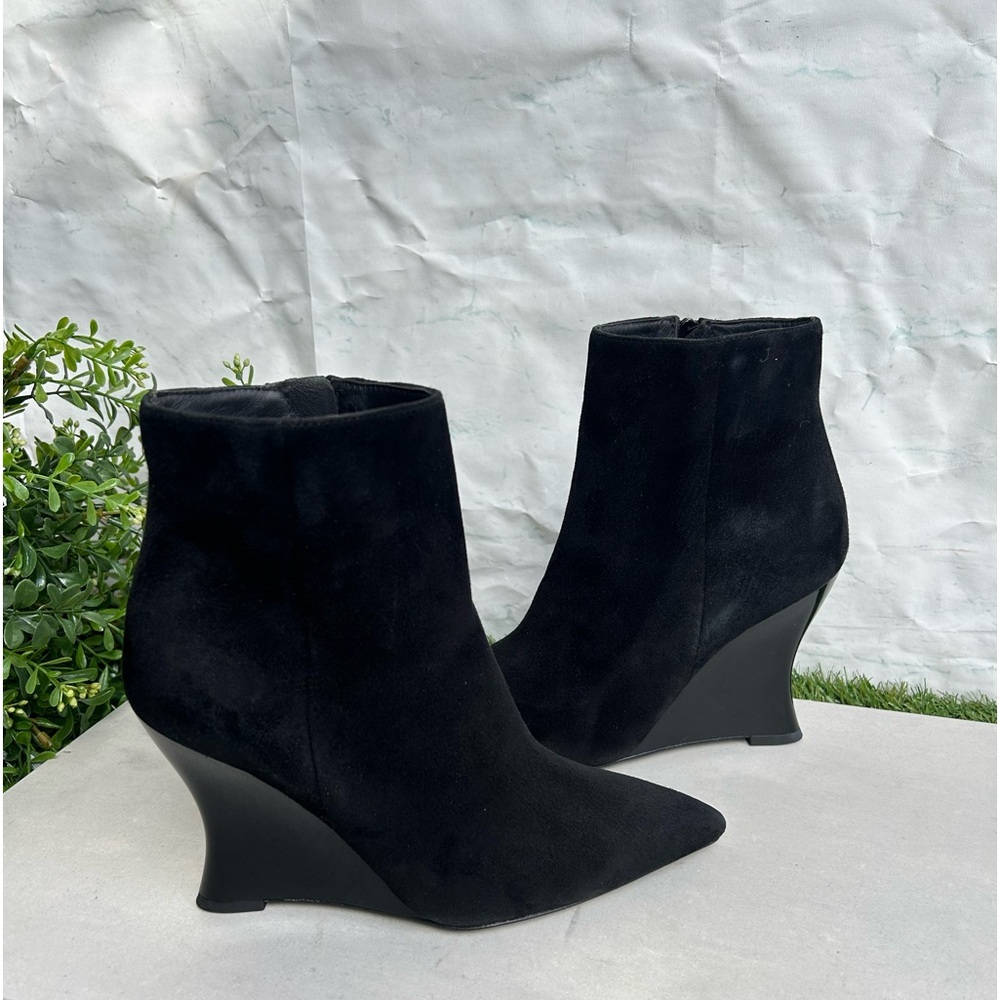 Tory Burch BLACK Suede wedge boots
Size 5.5 new 4”